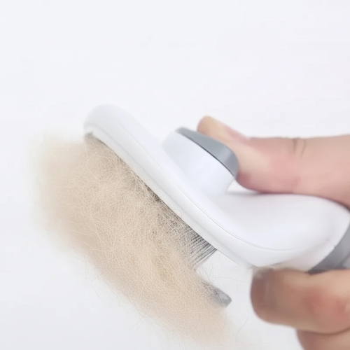 Brosse Félia retenant les poils du chat